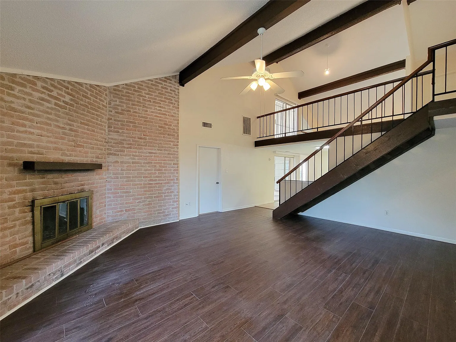 3 bed, 2.0 bath, 2420 sqft, $1,800 — Photo 3