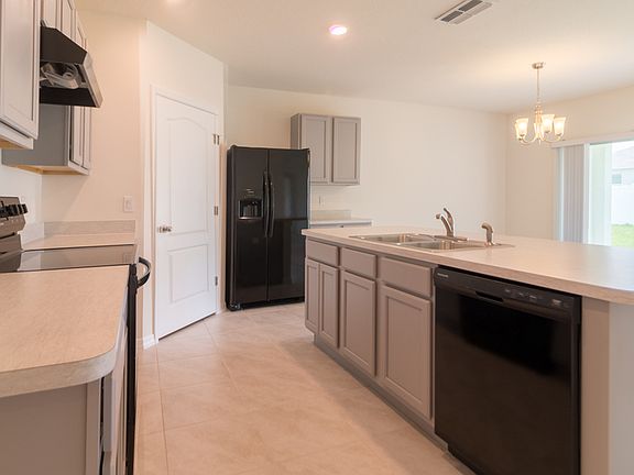 3rd image of 462 Saint Georges Cir