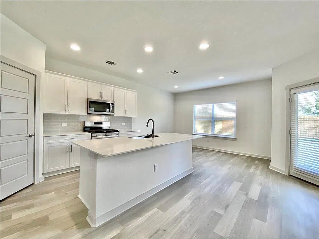 3 bed, 2.5 bath, 1847 sqft, $2,250 — Photo 3