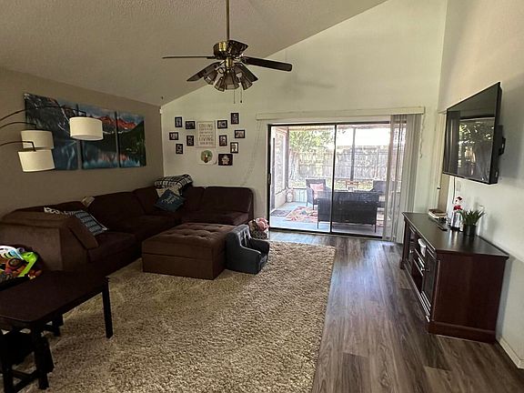 4th image of 2422 Meadow Cove Blvd