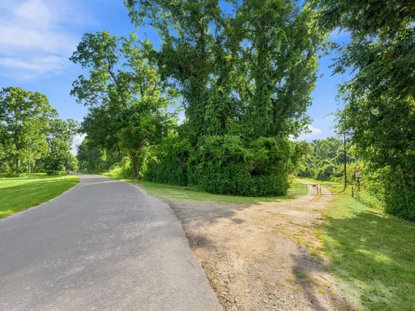 435 River Rd S, Livingston, TX 77351
