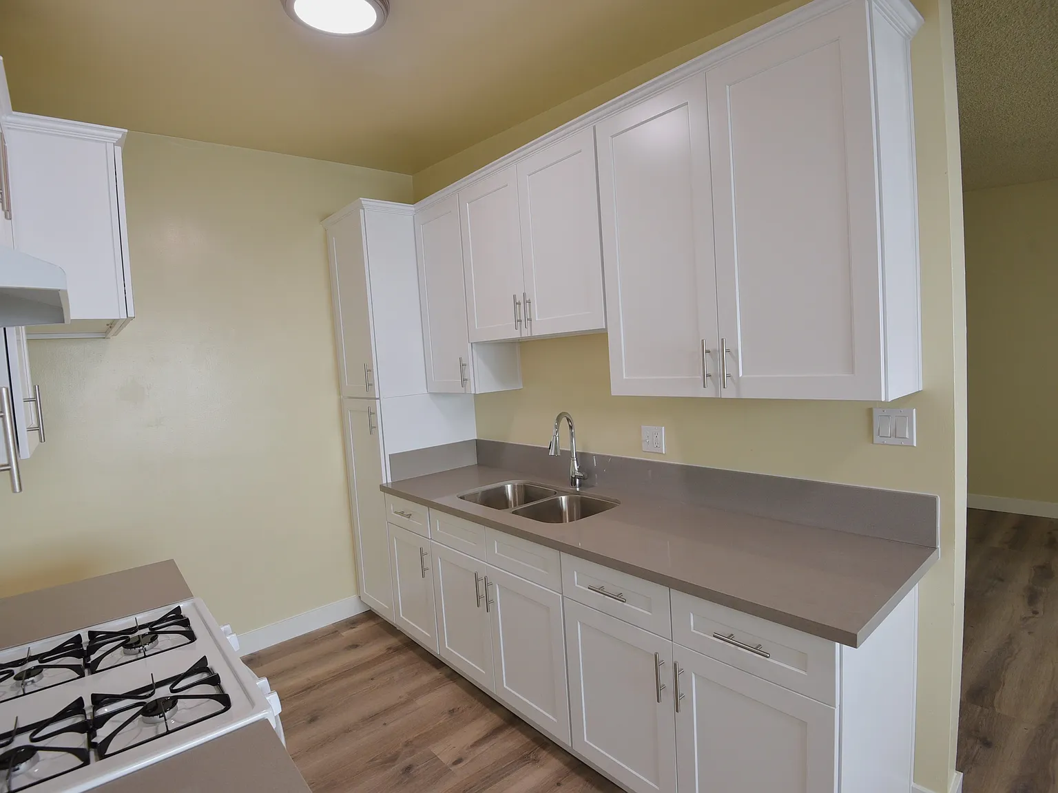 454 W Elk Ave — Photo 3