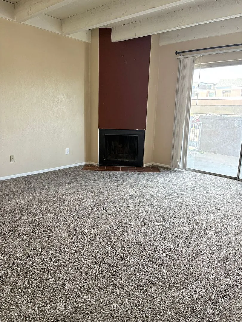 2 Bedroom Lower Level Unit - All Utilities Included Off Academy — Photo 4