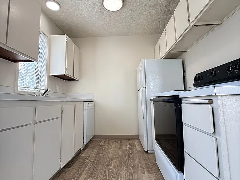 Sunnyside Village Apartments — Photo 46