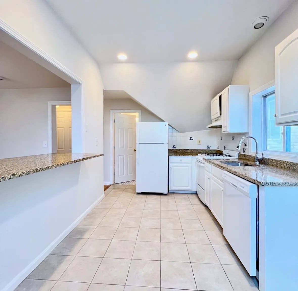 1 bed, 575 sqft, $2,300 — Photo 2