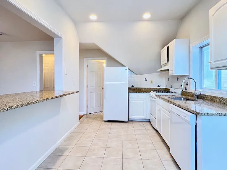 131 Pearl St #3R — Photo 2