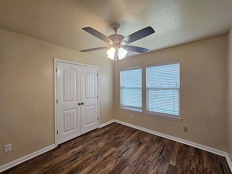 300 W Libra Dr — Photo 17