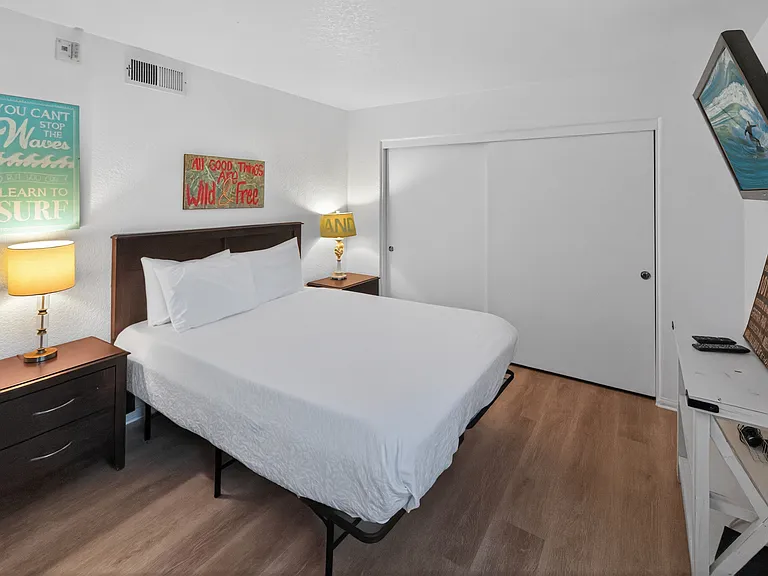 Primary Bedroom / King Bed
