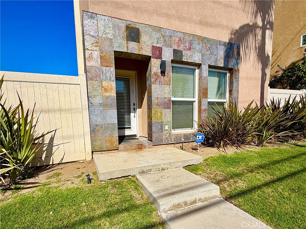3 bed, 4.0 bath, 1805 sqft, $3,750 — Photo 2