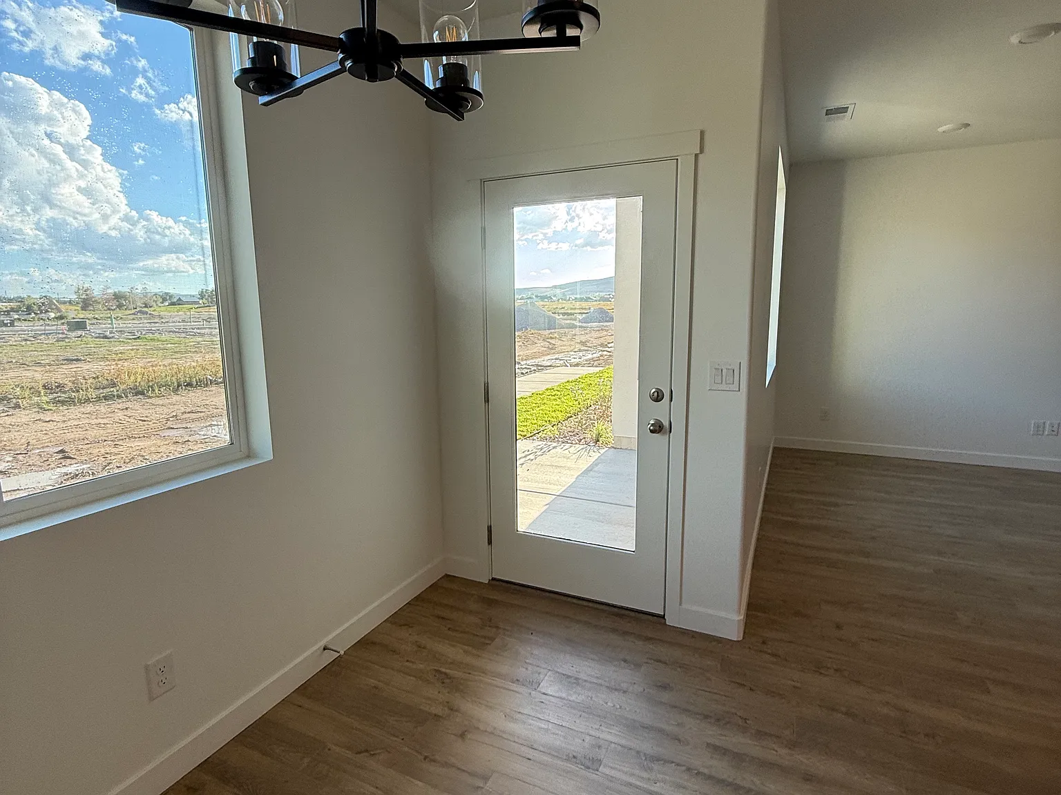 3 bed, 2.5 bath, 1900 sqft, $2,100 — Photo 3