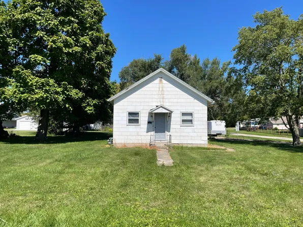 310 E Warren St, Le Roy, IL 61752