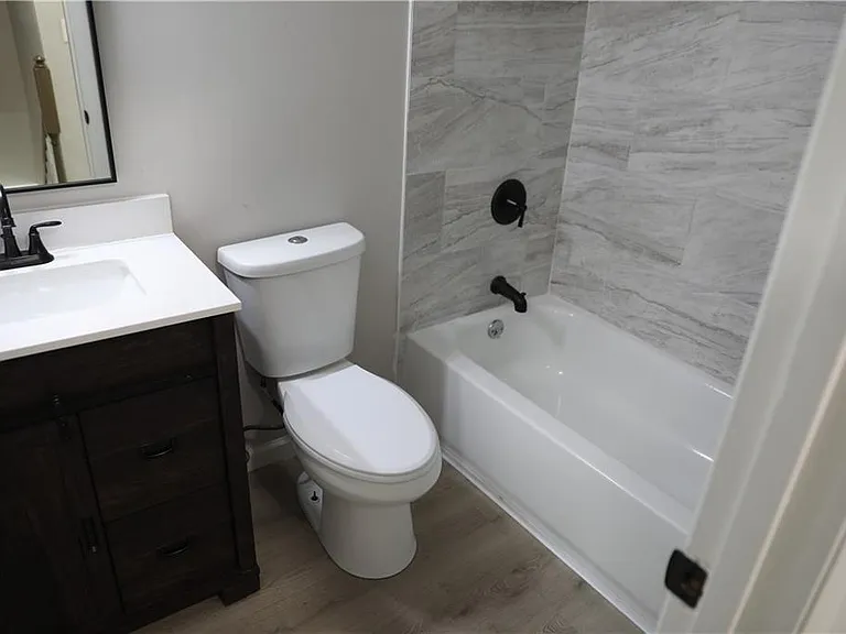 1321 Surrey Ln SW — Photo 9