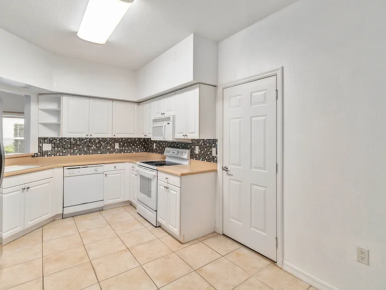 6351 Bay Cedar Ln — Photo 4