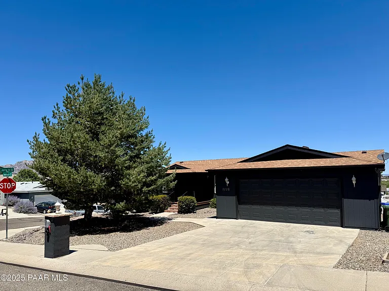 1116 Samantha St — Photo 45