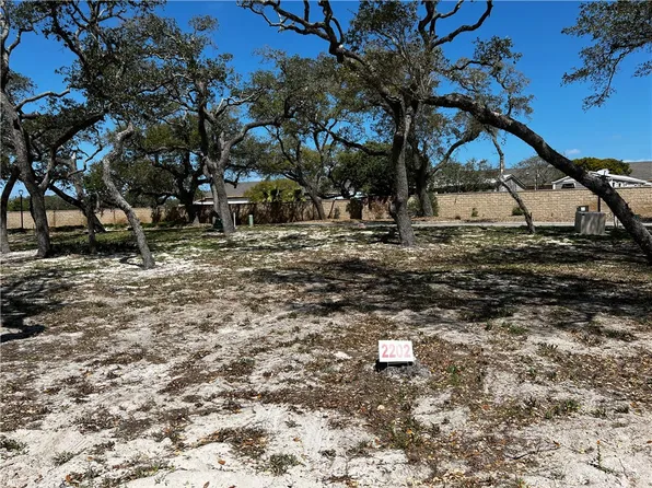 2202 Royal Oaks Trl, Rockport, TX 78382