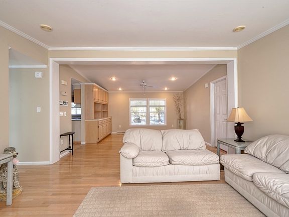 5th image of 27 Trailwood Dr