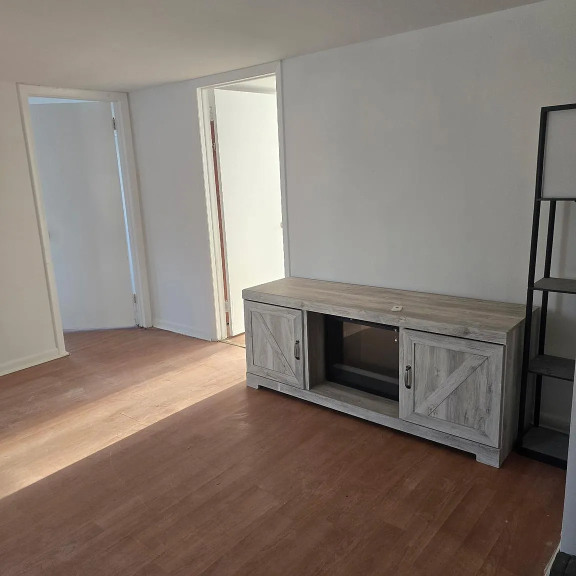 3 bed, 1.0 bath, 1000 sqft, $2,300 — Photo 2