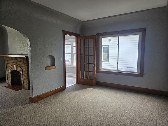 3rd image of 1826 St Clair STREET