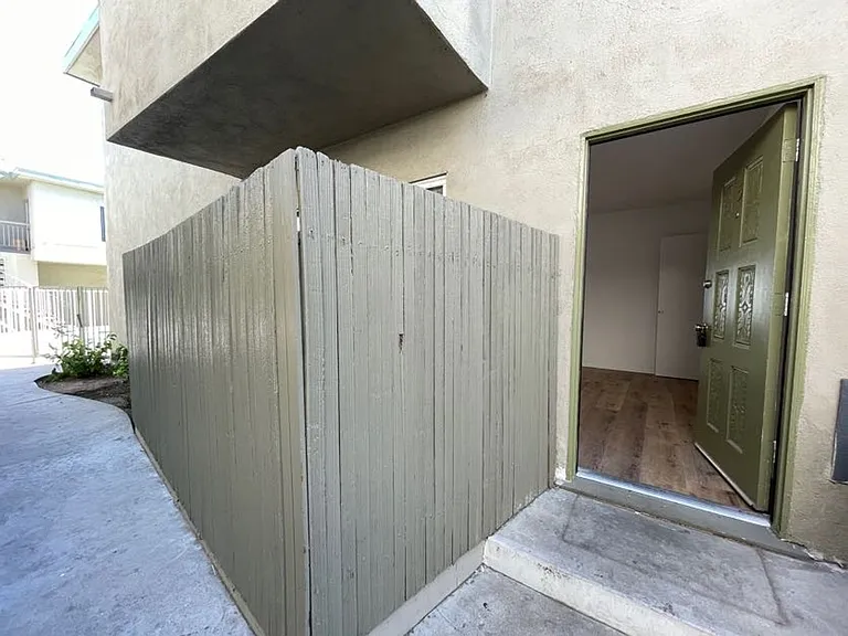 6632 Darby Ave — Photo 10