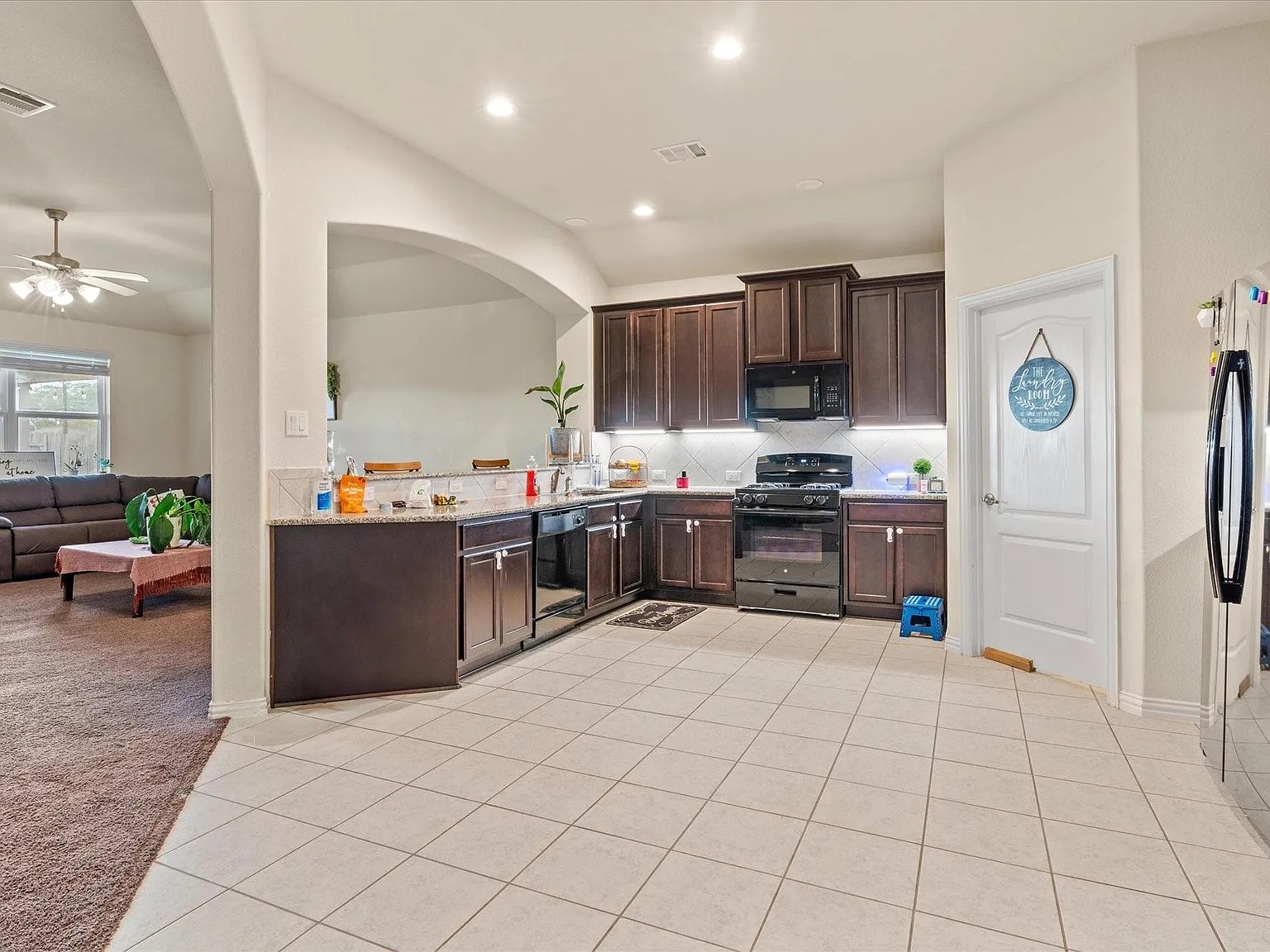 3 bed, 2.0 bath, 1863 sqft, $2,290 — Photo 4