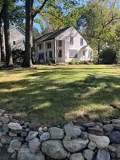 6 Standish Ln — Photo 2