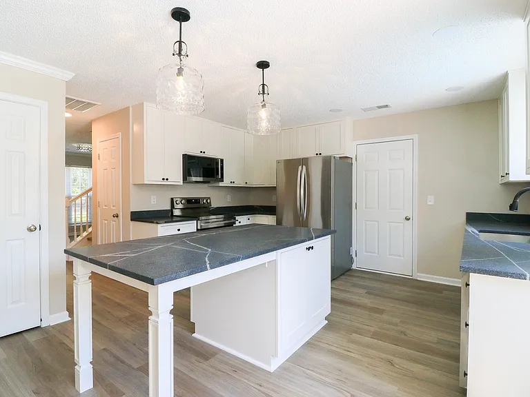 220 Loskin Ln — Photo 6