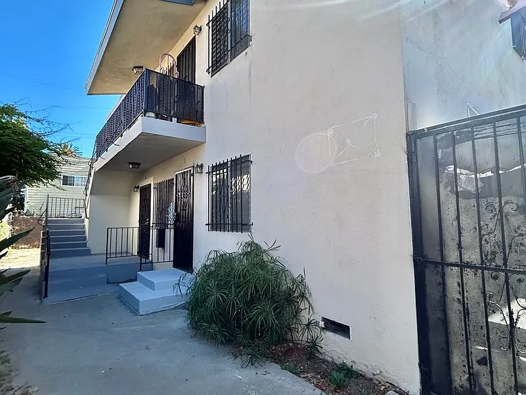 1236 Leighton Ave — Photo 2