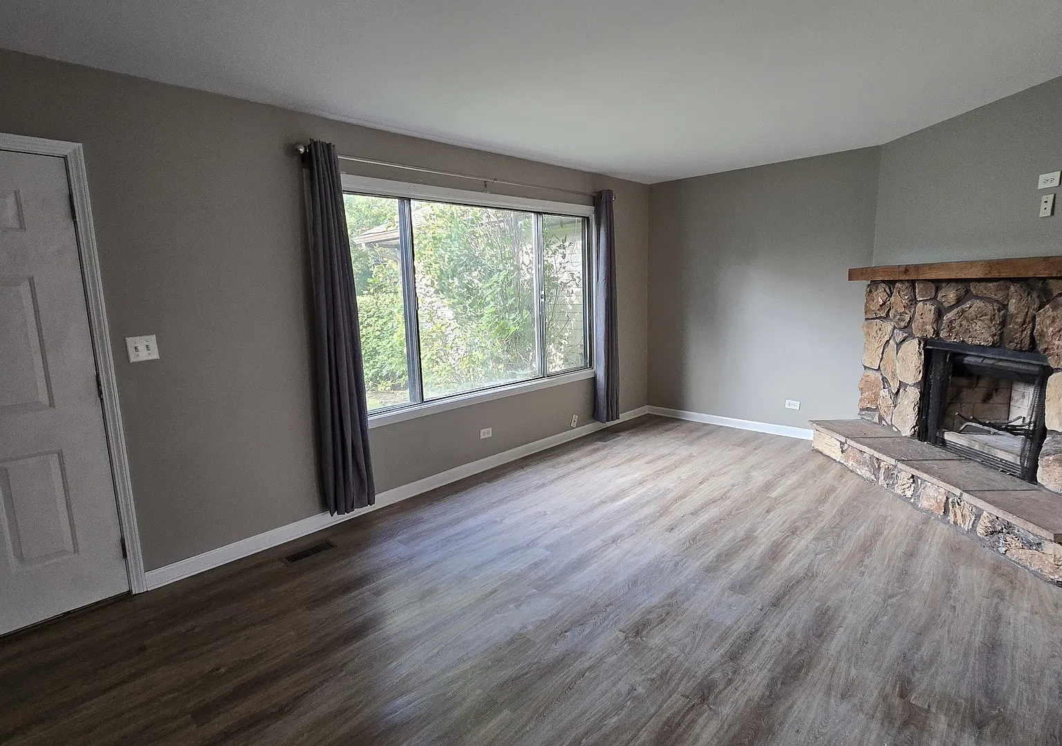 3 bed, 1.5 bath, 1188 sqft, $2,300 — Photo 2