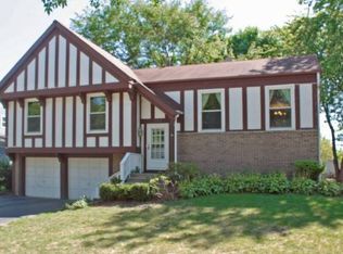 346 Meadow Green Dr, Naperville, IL 60565