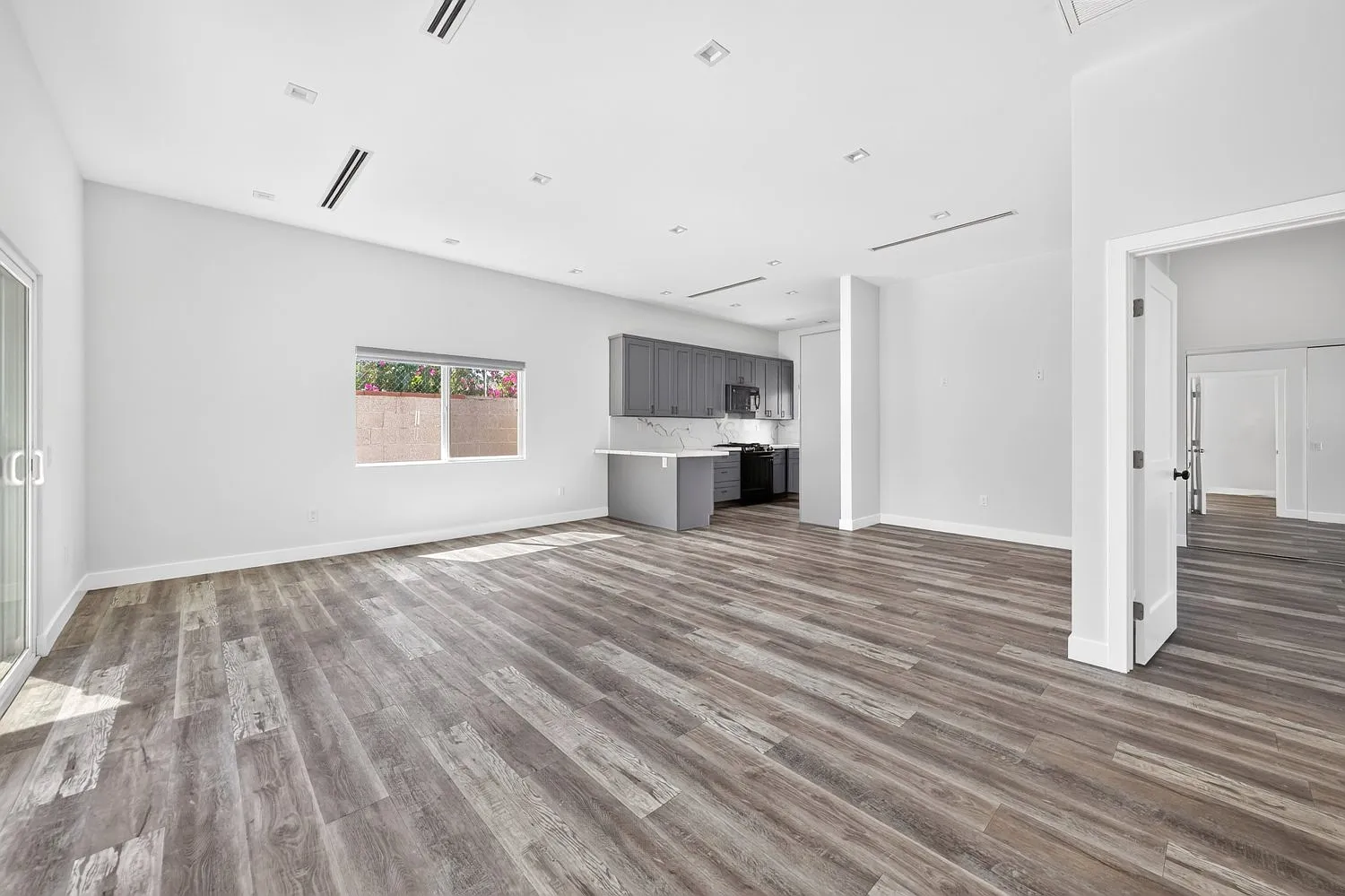 3 bed, 1200 sqft, $3,850 — Photo 2