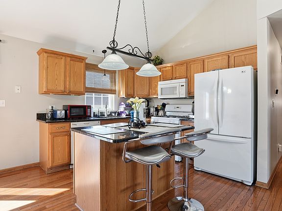 3rd image of 862 Berkshire Pl