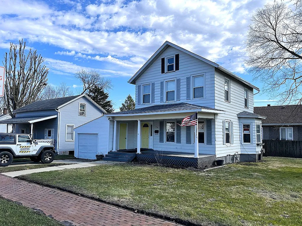 208 4th St photo 1