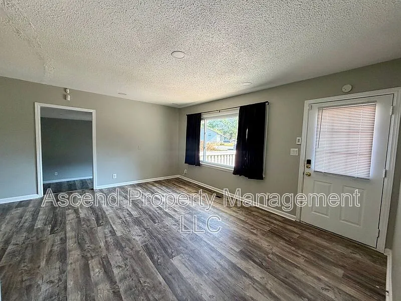 4 bed, 2.0 bath, 1740 sqft, $1,995 — Photo 2