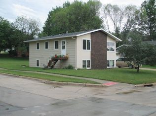 322 Woodlawn Dr, Pella, IA 50219