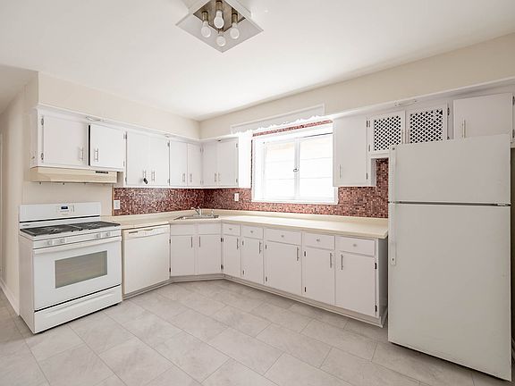 4th image of 2110 N Avers Ave