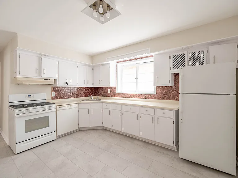 2110 N Avers Ave #1 — Photo 2