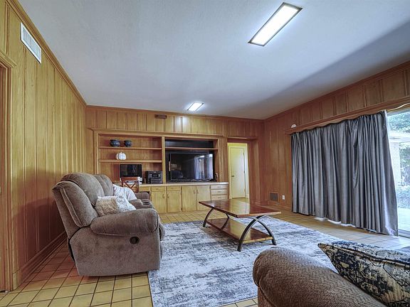 4th image of 2309 Greenhills Dr