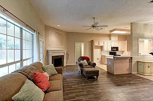 3rd image of 615 Abbey Ln