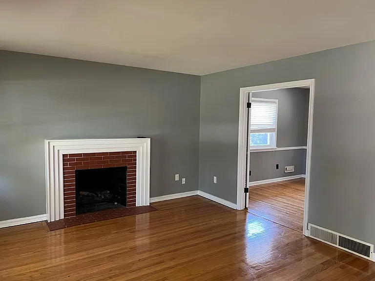 1502 Lynn Way — Photo 2