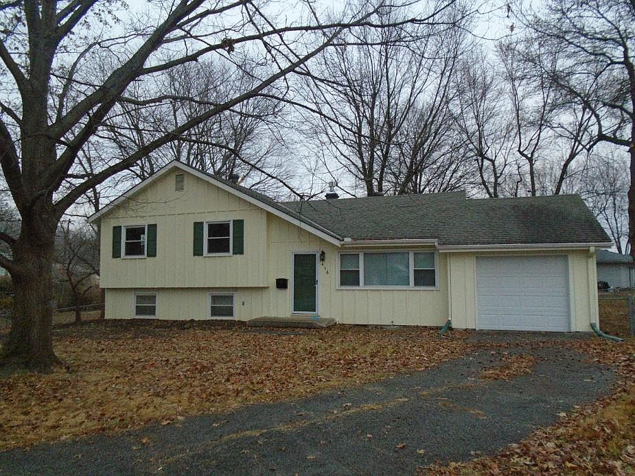 1st image of 416 NW Village Ct