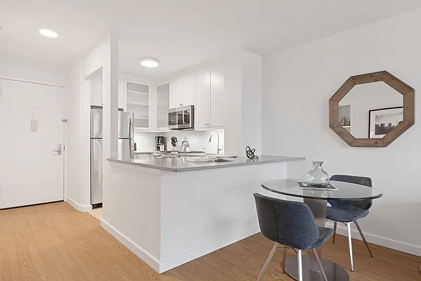 Rented by Greystar | media 27