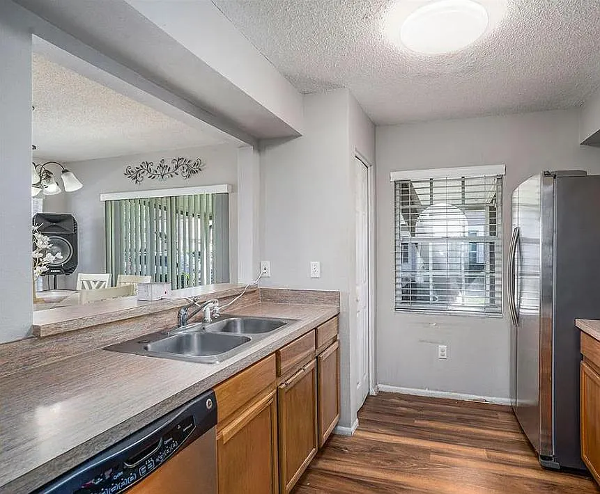 3 bed, 1364 sqft, $2,200 — Photo 4