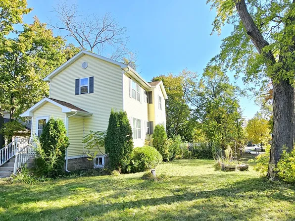 2820 Hickory Dr, McCullom Lake, IL 60050