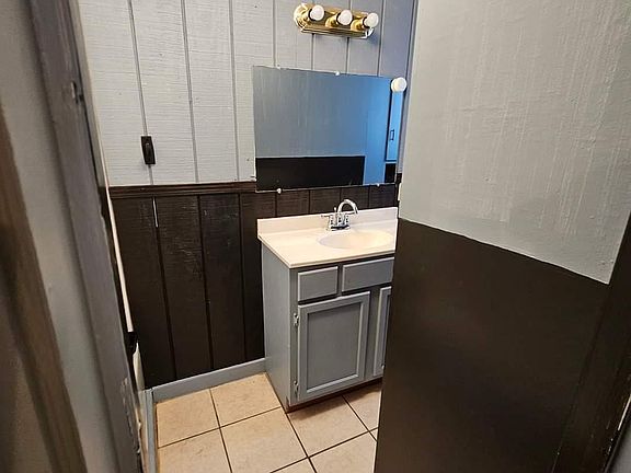4th image of 3805 Pansy St