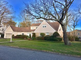 1041 Links Rd, Woodmere, NY 11598