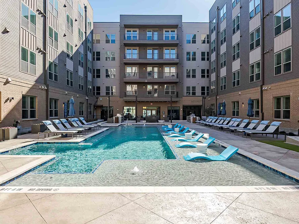 The Flynn at Live Oak apartments community photo