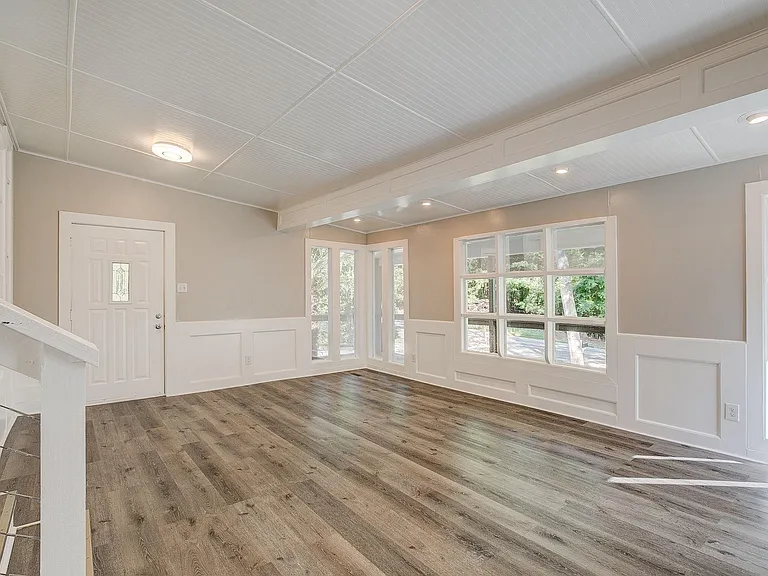 907 Green Meadow Dr — Photo 5