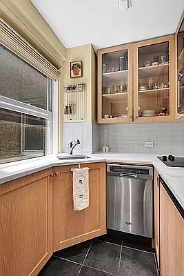 3rd image of 321 E 43rd St APT 1003