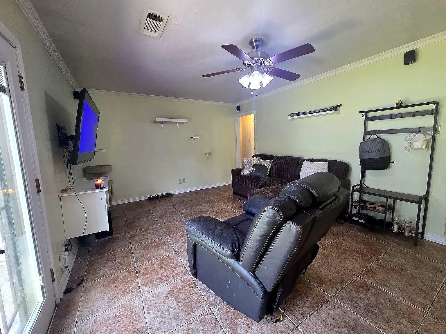 3 bed, 2.0 bath, 1150 sqft, $2,200 — Photo 4