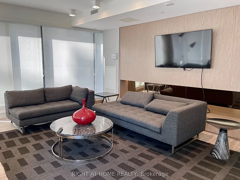 215 Queen St W #2407 — Photo 17